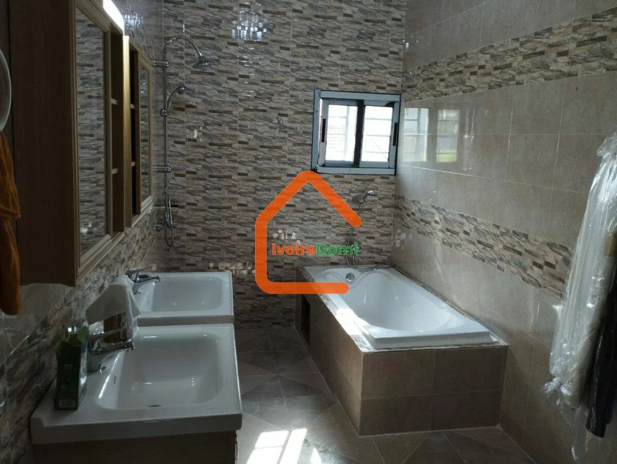1 VILLA DUPLEX 5 PIECES SUR 300M2 A L’ENTREE BINGERVILLE