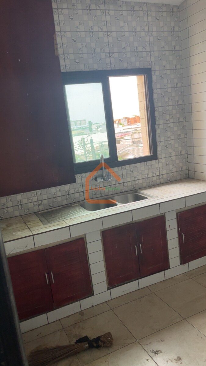 À louer Appartement de 3 pièces Angre 8 Eme tranche cité BCEAO au 2 eme étage