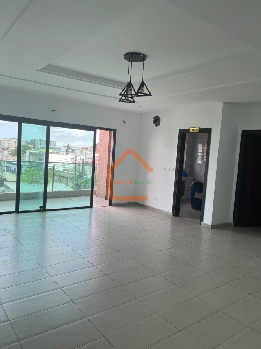 À louer Appartement de 3 pièces Angre 8 Eme tranche cité BCEAO au 2 eme étage