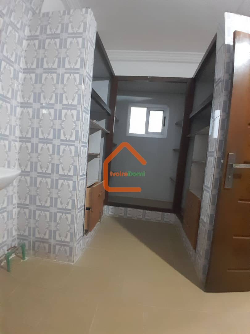 🔥 À LOUER – VILLA DUPLEX 9 PIÈCES À COCODY ANGRÉ DJOROGOBITÉ 1 (NOUVEAU CHU) 🔥