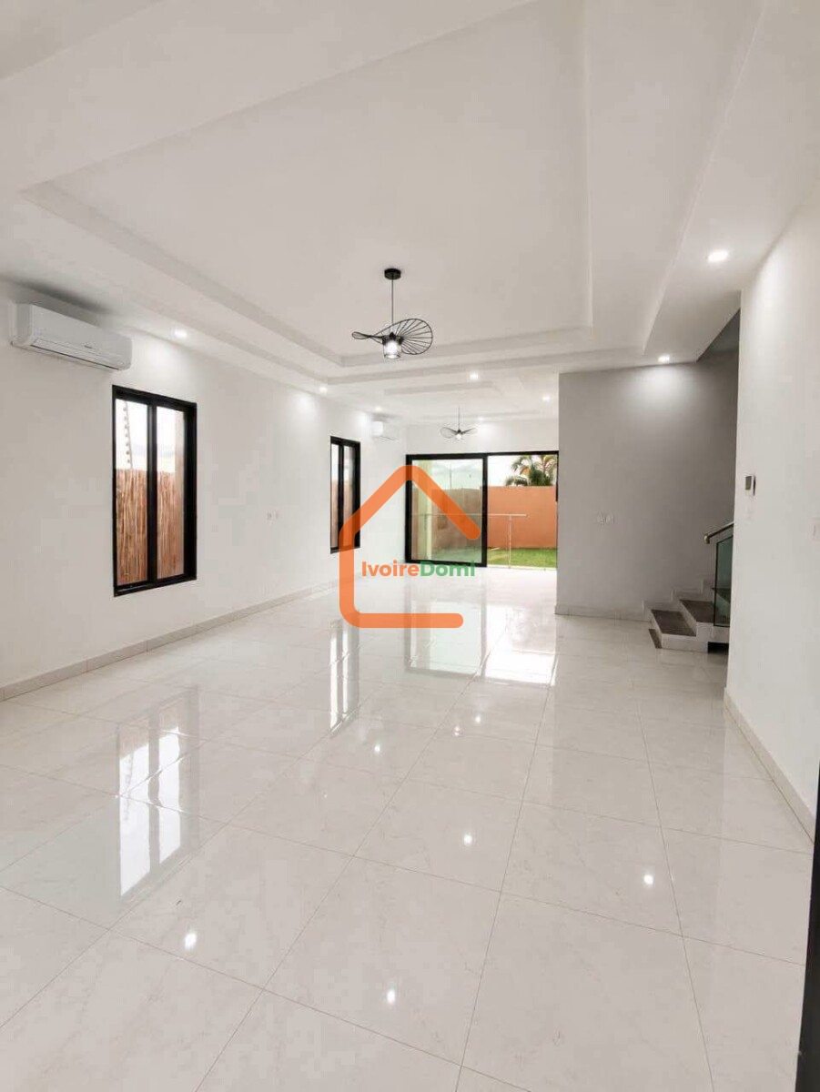 EN VENTE UNE VILLA F6 SUR 345M2 A BINGERVILLE ANAN RESIDENTIELLE AVEC VUE LAGUNAIRE
