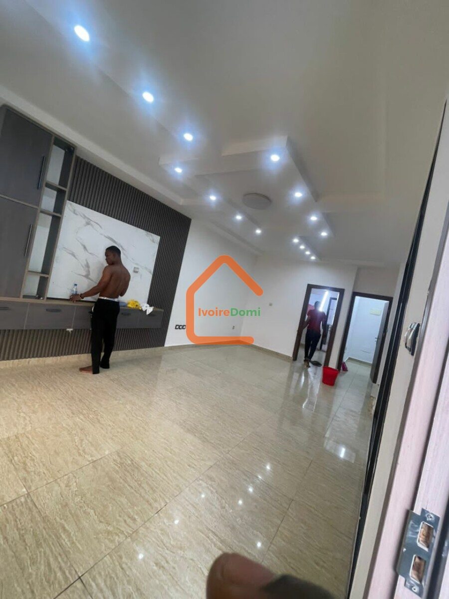 VILLA DUPLEX À VENDRE A COCODY ANGRÉ 8ÈME TRANCHE CITÉ MAGNIN. 195 MILLIONS FCFA. TÉL 0101681734