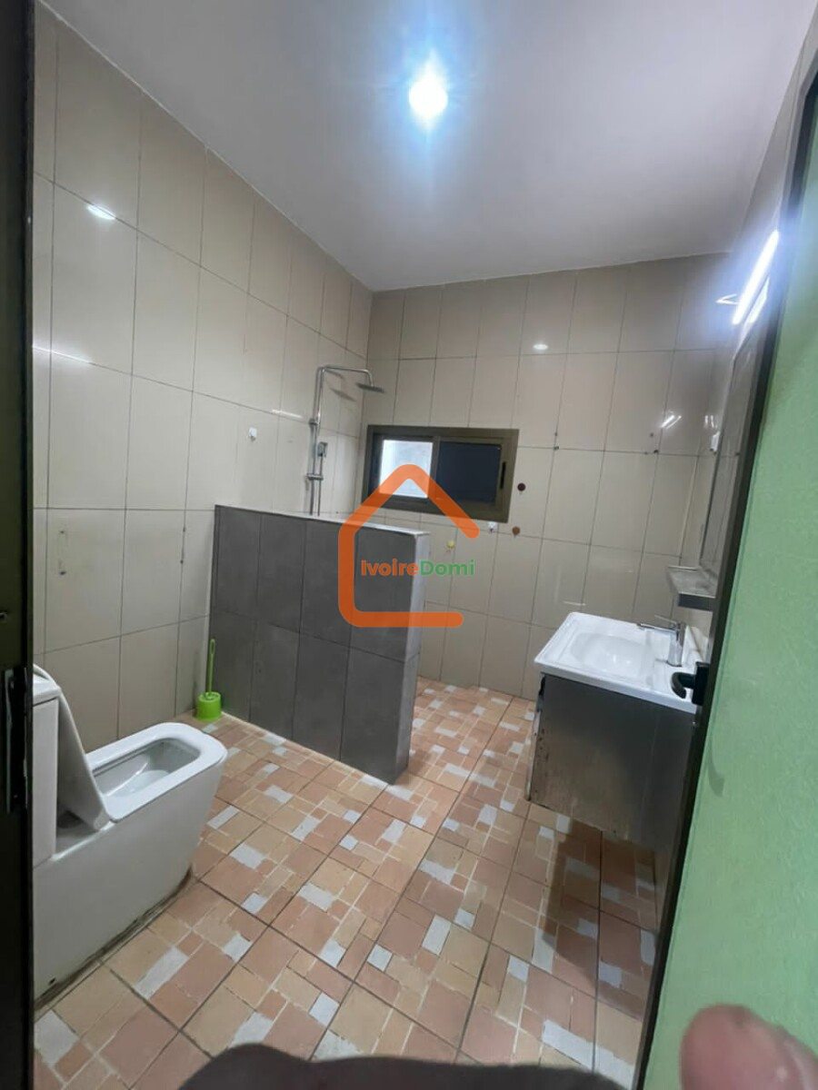VILLA DUPLEX À VENDRE A COCODY ANGRÉ 8ÈME TRANCHE CITÉ MAGNIN. 195 MILLIONS FCFA. TÉL 0101681734