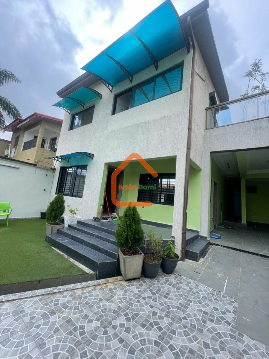 VILLA DUPLEX À VENDRE A COCODY ANGRÉ 8ÈME TRANCHE CITÉ MAGNIN. 195 MILLIONS FCFA. TÉL 0101681734