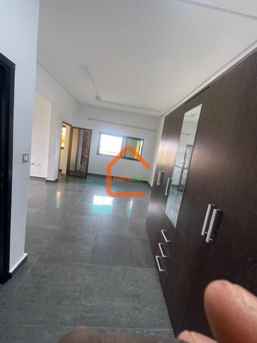 VILLA DUPLEX À VENDRE A COCODY ANGRÉ 8ÈME TRANCHE CITÉ MAGNIN. 195 MILLIONS FCFA. TÉL 0101681734