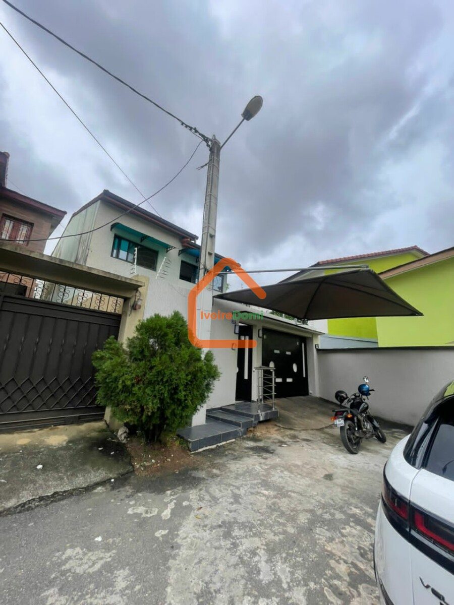 VILLA DUPLEX À VENDRE A COCODY ANGRÉ 8ÈME TRANCHE CITÉ MAGNIN. 195 MILLIONS FCFA. TÉL 0101681734