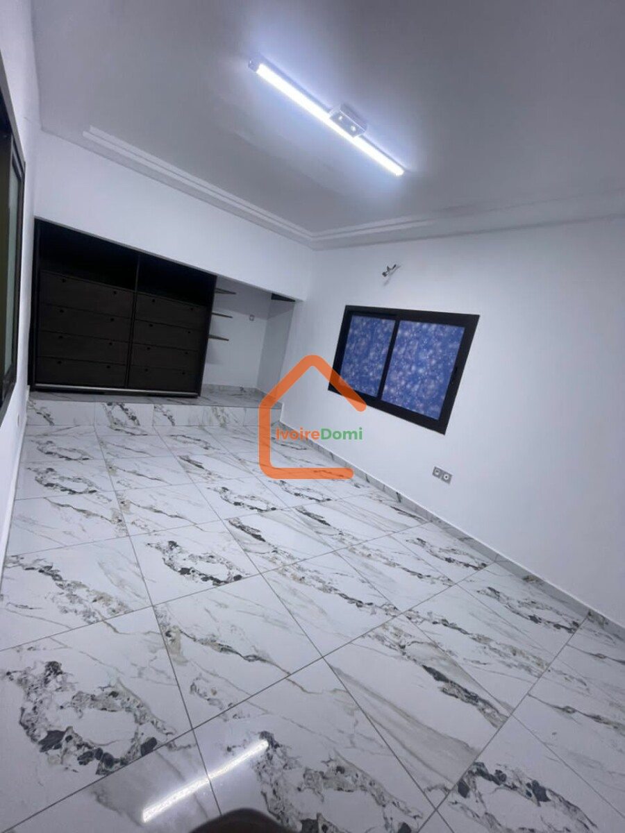 VILLA DUPLEX À VENDRE A COCODY ANGRÉ 8ÈME TRANCHE CITÉ MAGNIN. 195 MILLIONS FCFA. TÉL 0101681734