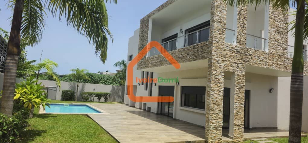 Villa duplex 6 pièces à vendre à la Riviera golf laguna. 900 millions. Tel 0101681734