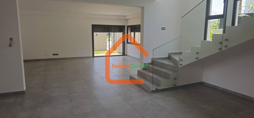 Villa duplex 6 pièces à vendre à la Riviera golf laguna. 900 millions. Tel 0101681734