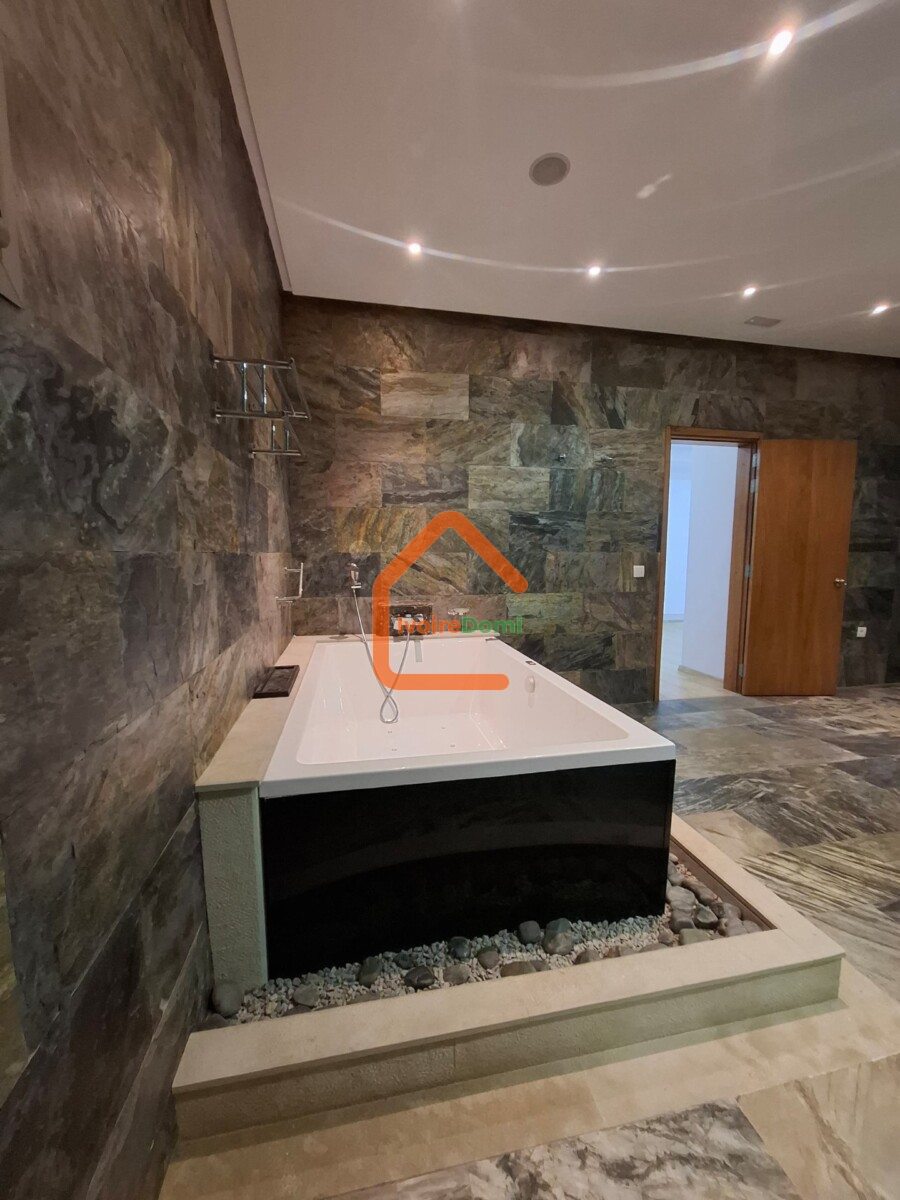 Villa duplex de 12 pièces à louer à la Riviera cité allabta