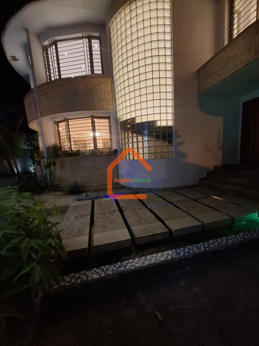 Villa duplex de 12 pièces à louer à la Riviera cité allabta