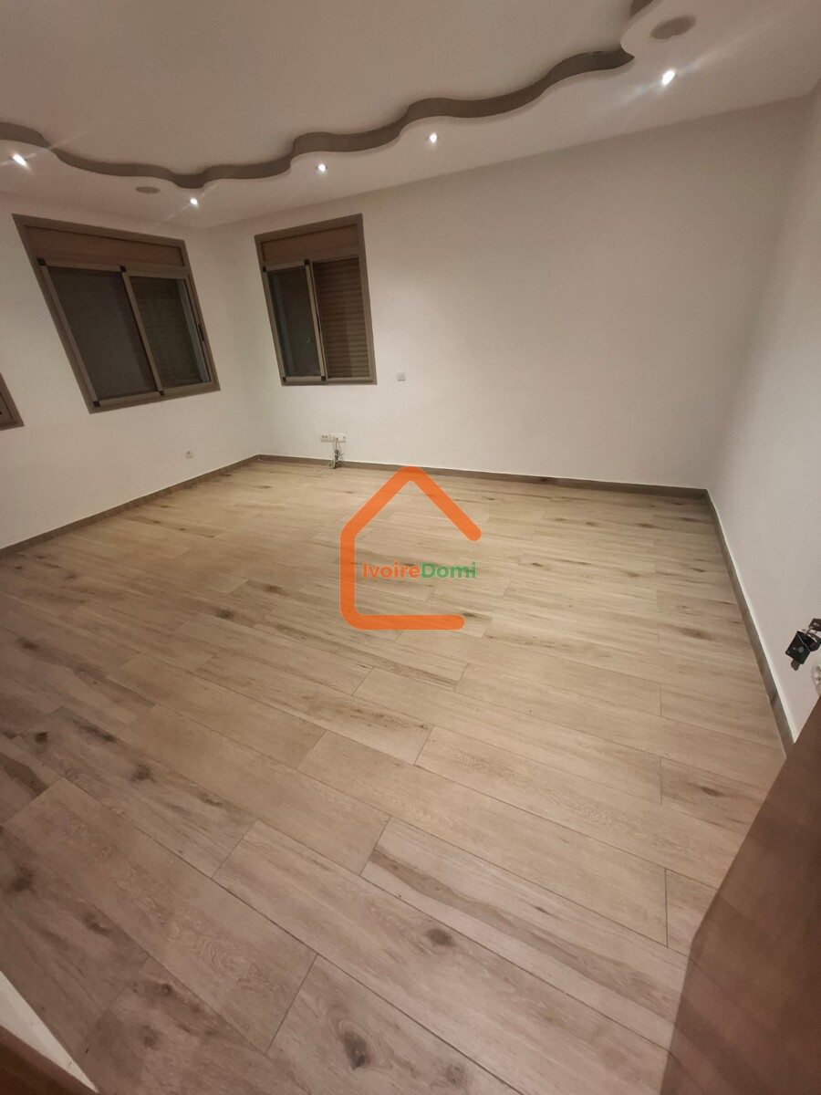 Villa duplex de 12 pièces à louer à la Riviera cité allabta