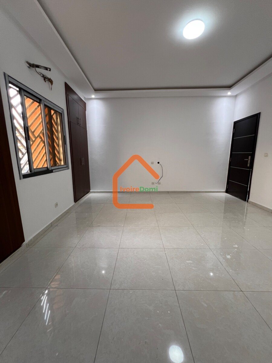 Appartement à louer de 03 à COCODY ANGRÉ CHU
