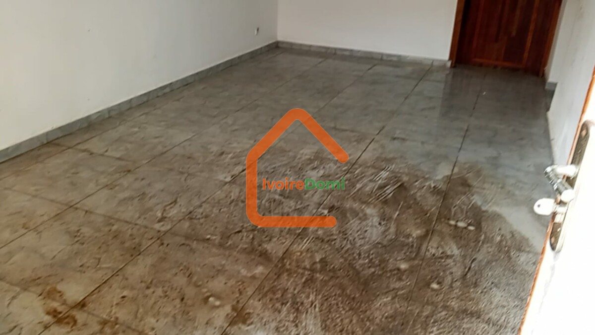VILLA BASSE INACHEVEE 03 PIECES AVEC DALLE
