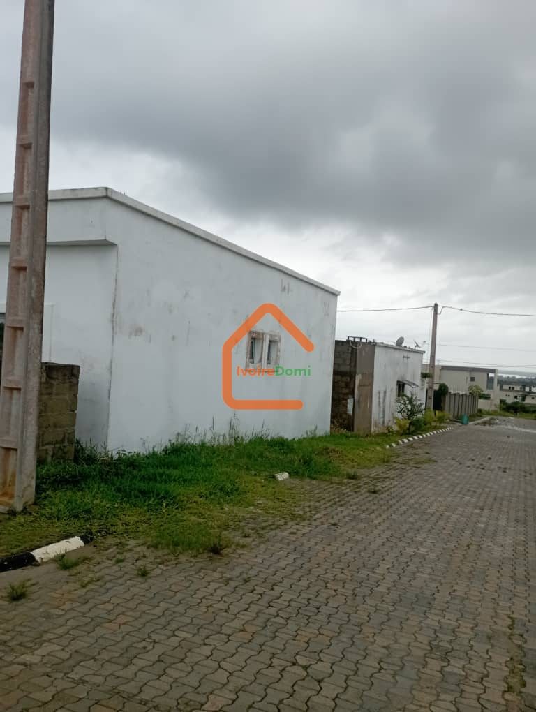 VILLA BASE 4 PIECES INACHEVEE AVEC DALLE/BINGERVILLE cité TP N’zi kan