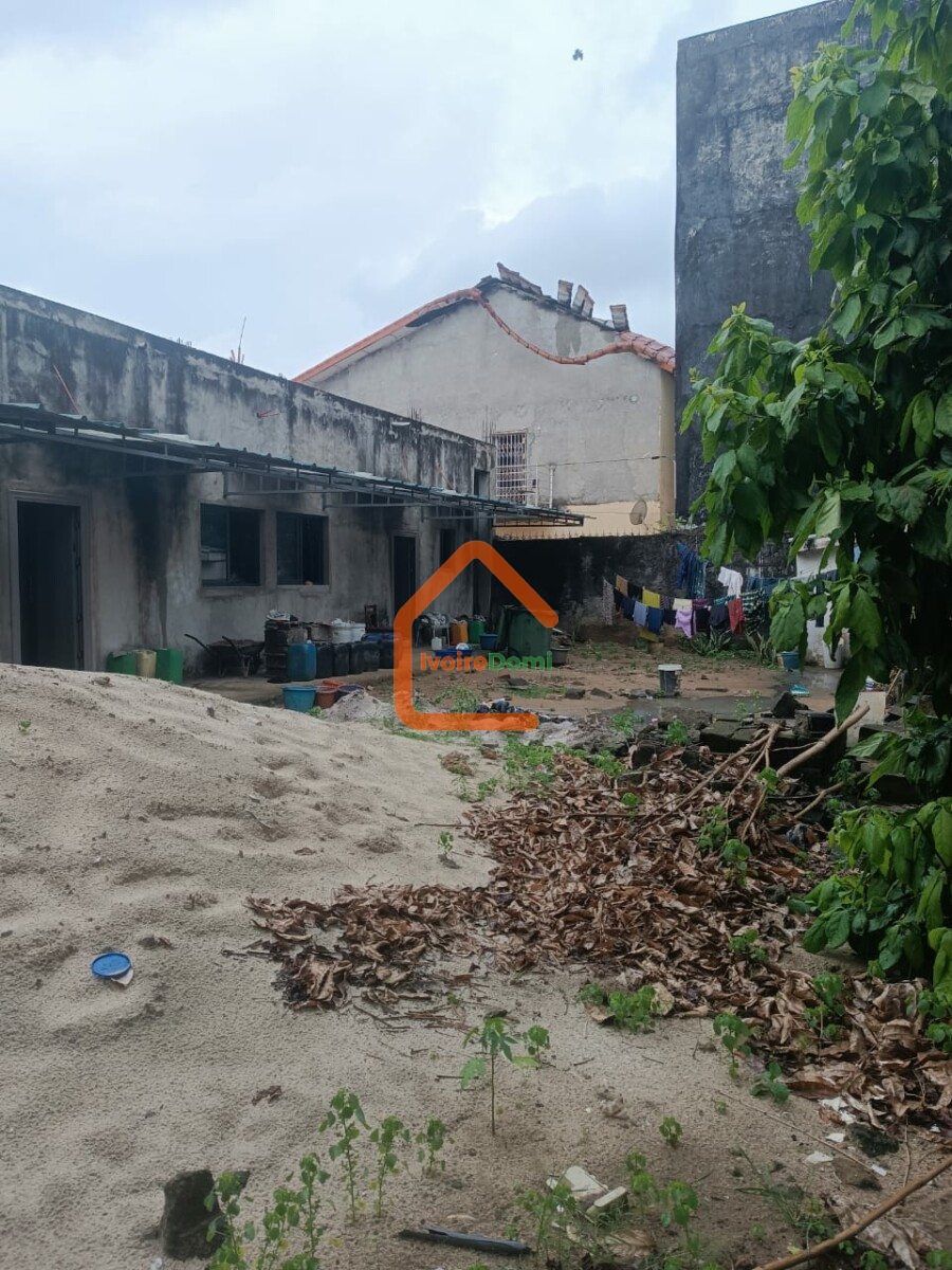 Terrain de 600 m² y compris bâtiment avec fondation R+3