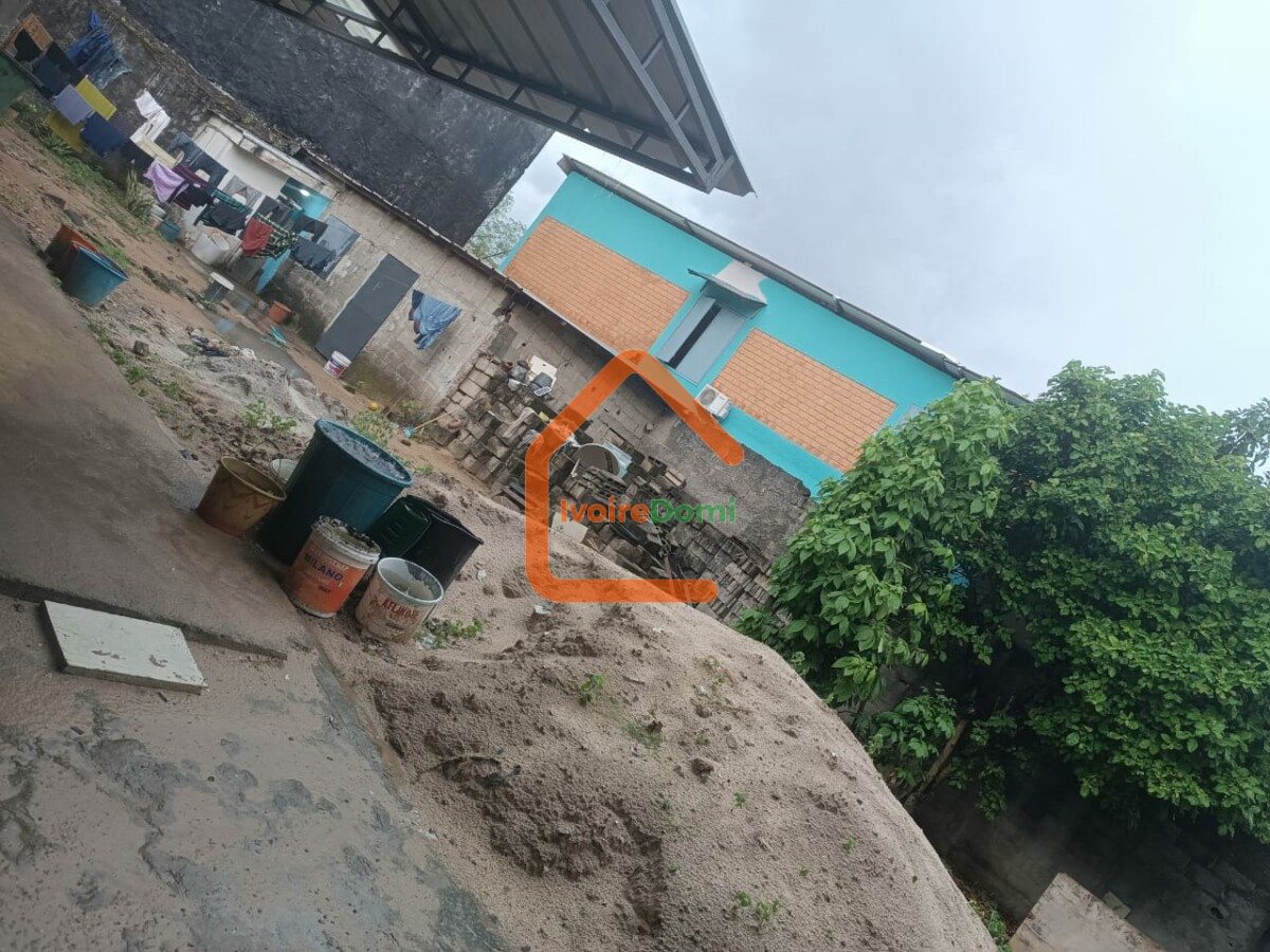 Terrain de 600 m² y compris bâtiment avec fondation R+3