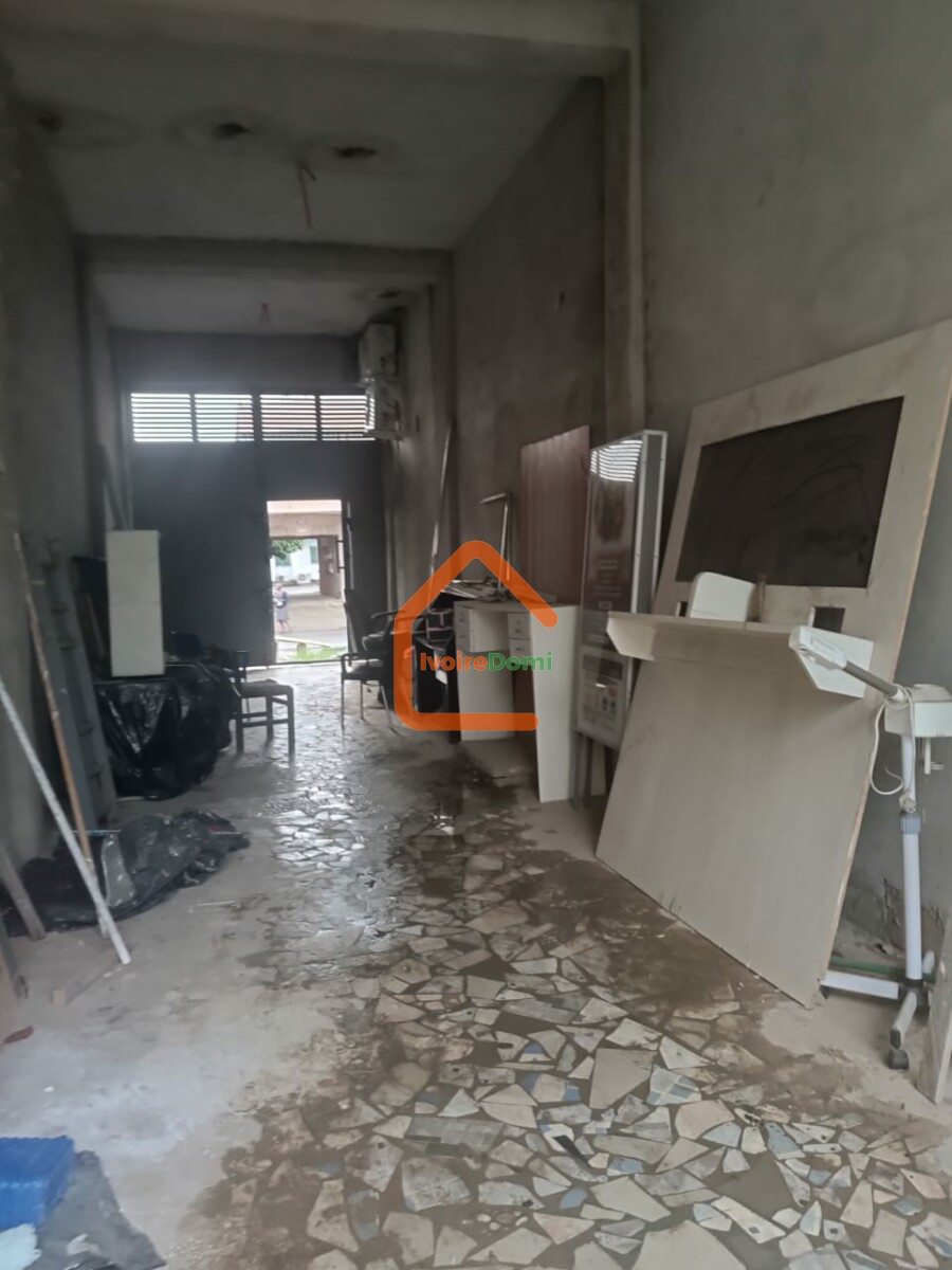 Terrain de 600 m² y compris bâtiment avec fondation R+3