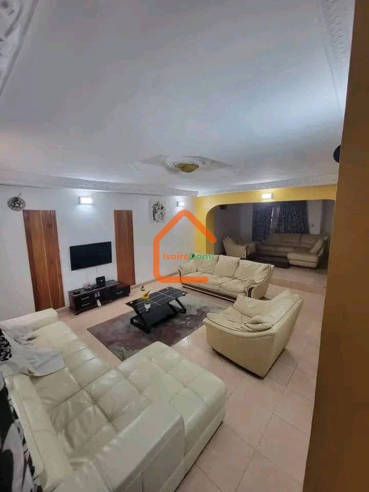 Villa duplex de 7 pièces en bordure de voie bitumée