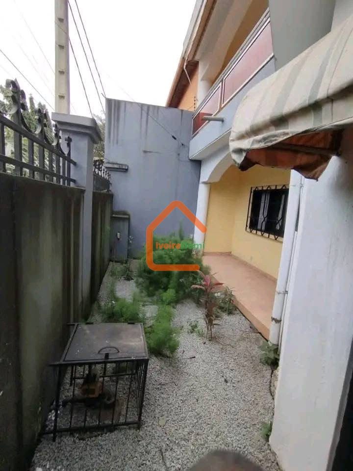 Villa duplex de 7 pièces en bordure de voie bitumée