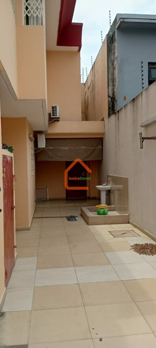 Villa duplex 5pièces à Cocody-Angré