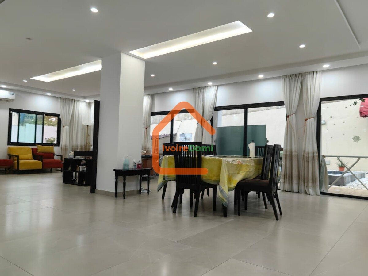 VILLA DUPLEX MODERNE DE 8 PIÈCES AVEC PISCINE ET JARDIN