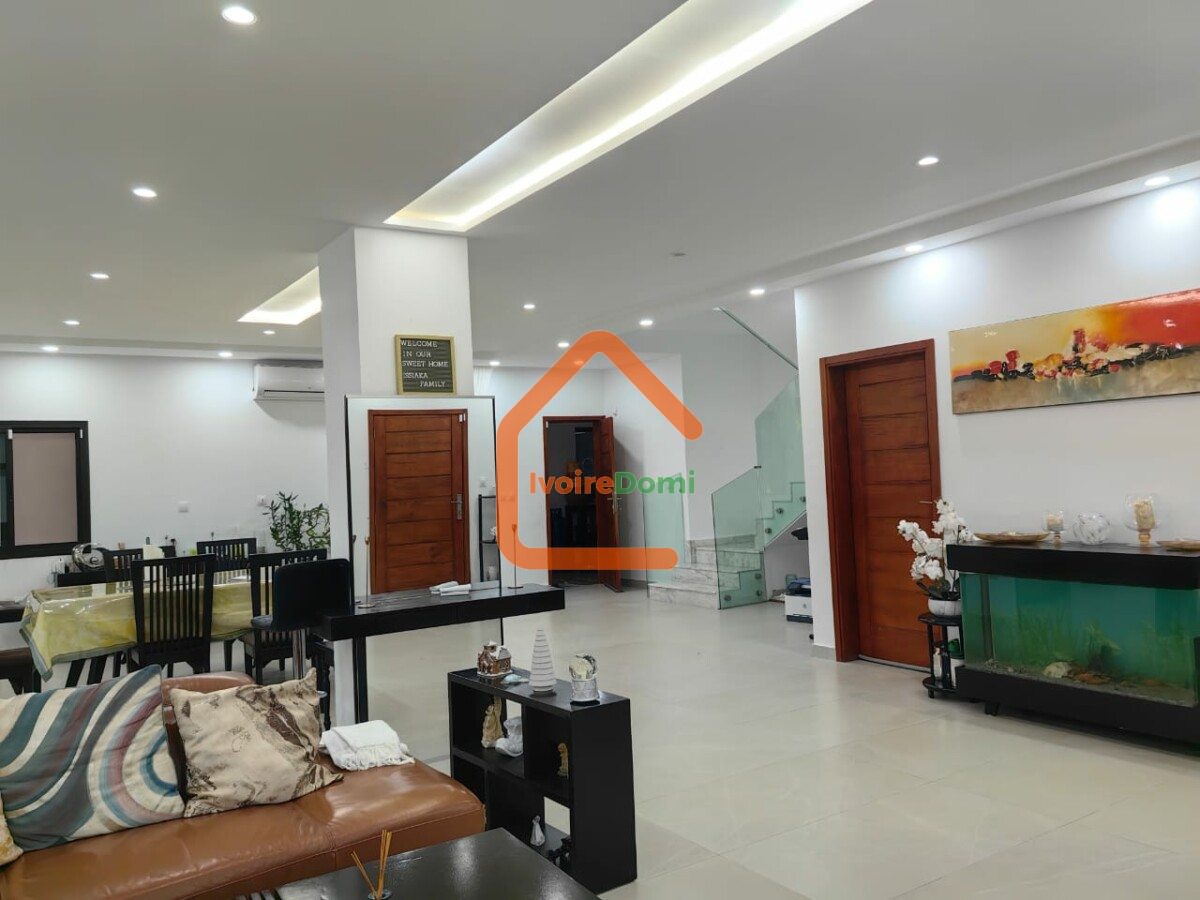 VILLA DUPLEX MODERNE DE 8 PIÈCES AVEC PISCINE ET JARDIN