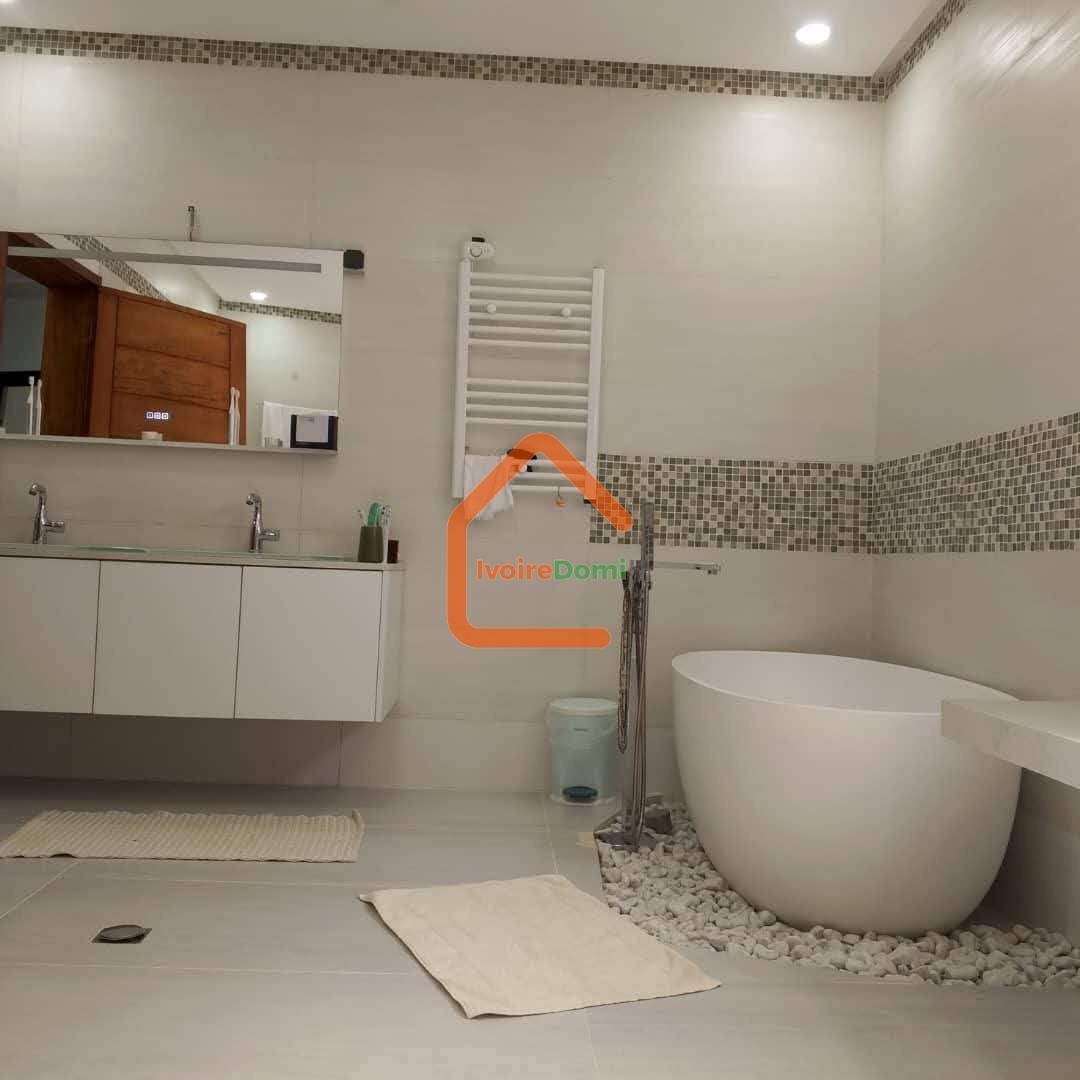 VILLA DUPLEX MODERNE DE 8 PIÈCES AVEC PISCINE ET JARDIN