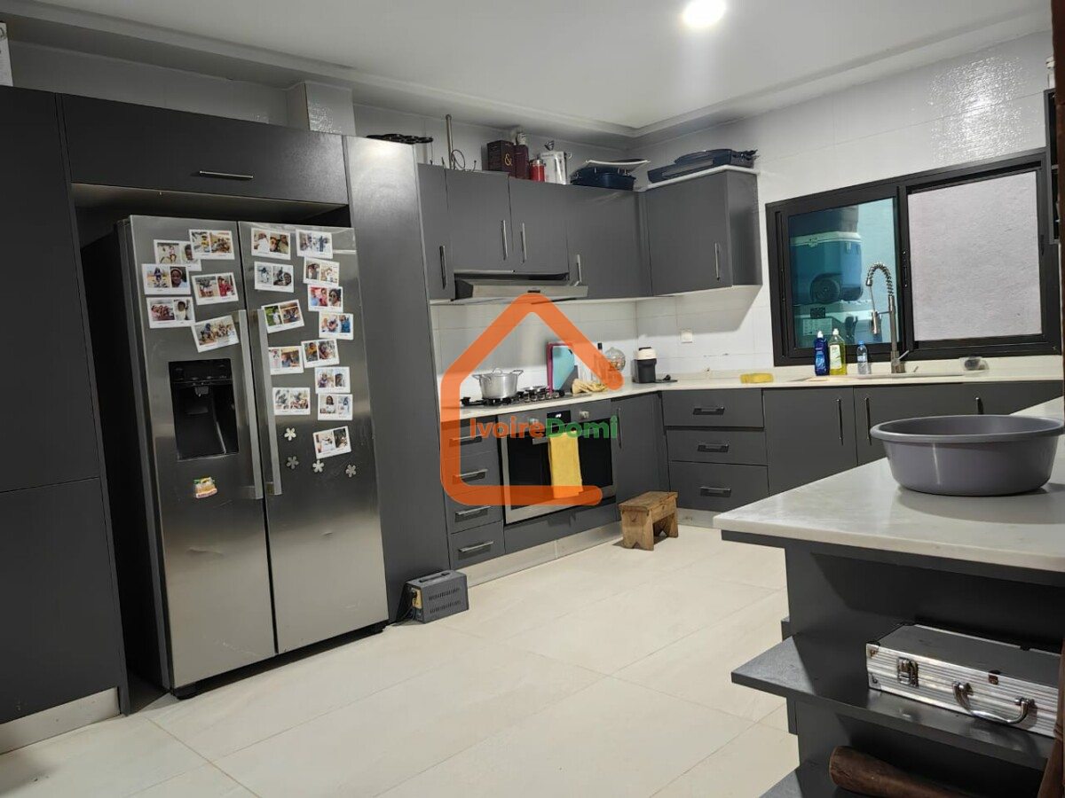 VILLA DUPLEX MODERNE DE 8 PIÈCES AVEC PISCINE ET JARDIN