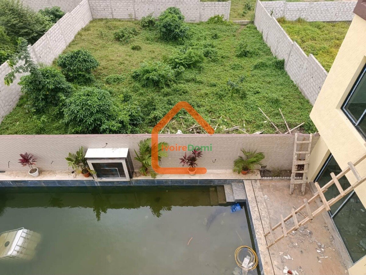 Villa duplex de 11 pièces avec piscine + bonus terrain 500m²