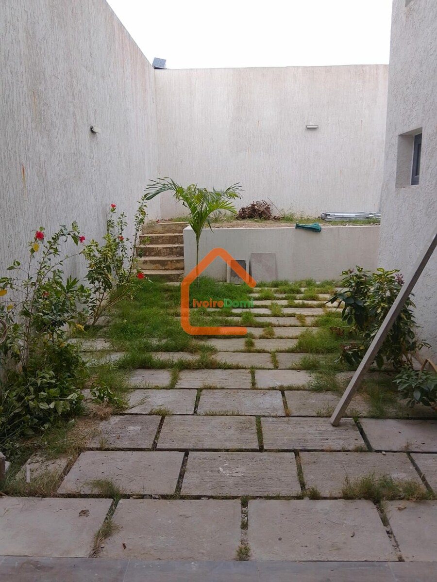 Triplex 8 pièces a bingerville FEH KESSÉ non loin de l’église notre dame de l’annonciation