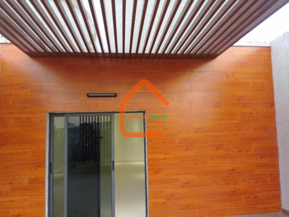 Triplex 8 pièces a bingerville FEH KESSÉ non loin de l’église notre dame de l’annonciation