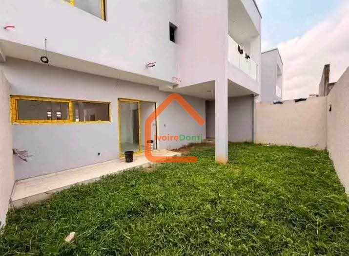 _🏡 VILLA DUPLEX À VENDRE – BINGERVILLE AKANDJÉ 2_ 📍 Zone calme, en plein développement