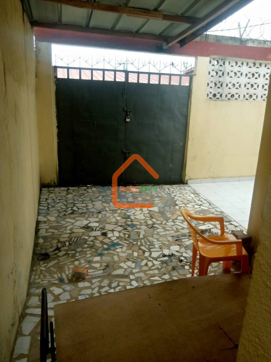 Bingerville adjin après la chefferie une villa basse avec garage de 4 pièces avec cours avant