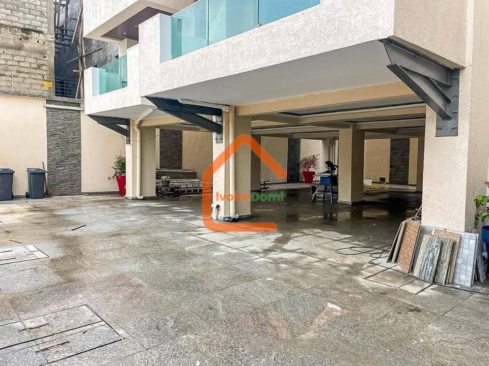 À marcory zone 4 immeuble inachevé R+8 permis R+12 avec ACD