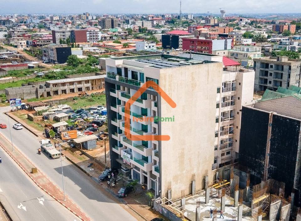 À marcory zone 4 immeuble inachevé R+8 permis R+12 avec ACD