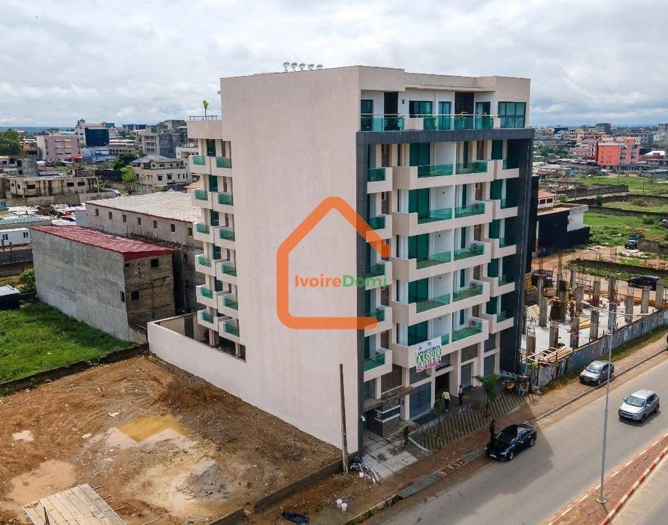 À marcory zone 4 immeuble inachevé R+8 permis R+12 avec ACD