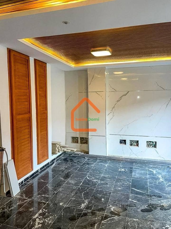 À marcory zone 4 immeuble inachevé R+8 permis R+12 avec ACD