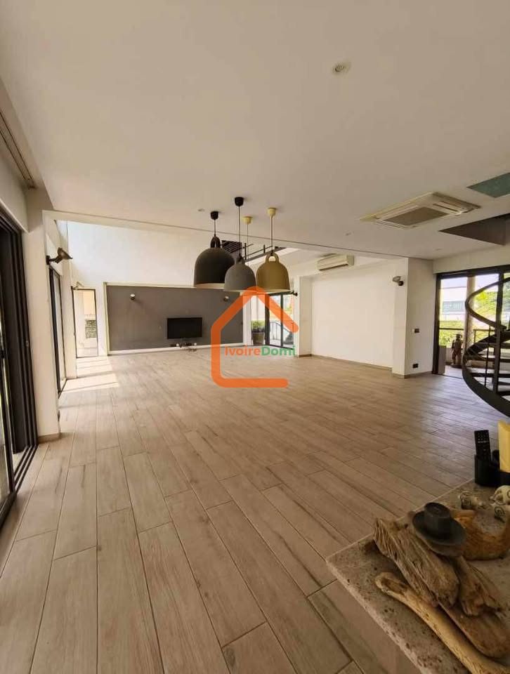 UNE SUPERBE VILLA F8 SUR 1240M2 A LA RIVIERA 3