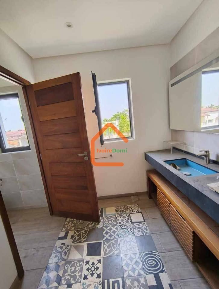 UNE SUPERBE VILLA F8 SUR 1240M2 A LA RIVIERA 3