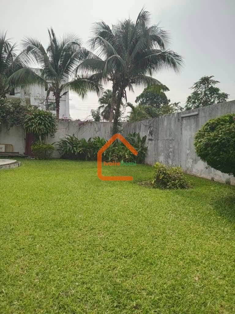 UN TERRAIN RESIDENTIEL AU 2 PLATEAUX ENA ( 1000M2 ) ABRITANT UNE VILLA BASSE