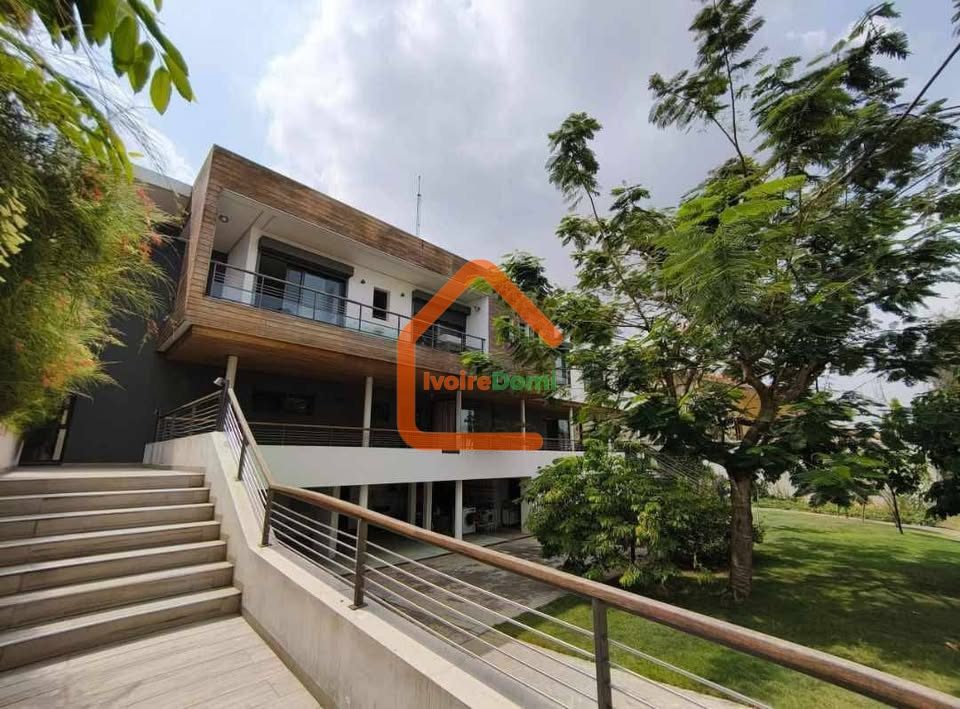 UNE SUPERBE VILLA F8 SUR 1240M2 A LA RIVIERA 3