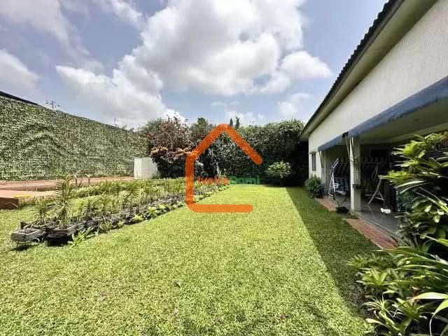 UNE BELLE VILLA BASSE F5 AVEC PISICNE ET JARDIN AU 2 PLATEAUX LES VALLONS SUR 800M2