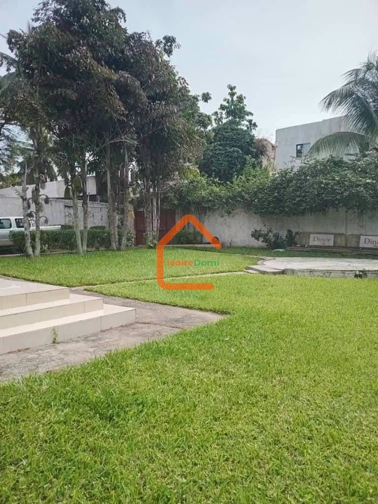 UN TERRAIN RESIDENTIEL AU 2 PLATEAUX ENA ( 1000M2 ) ABRITANT UNE VILLA BASSE