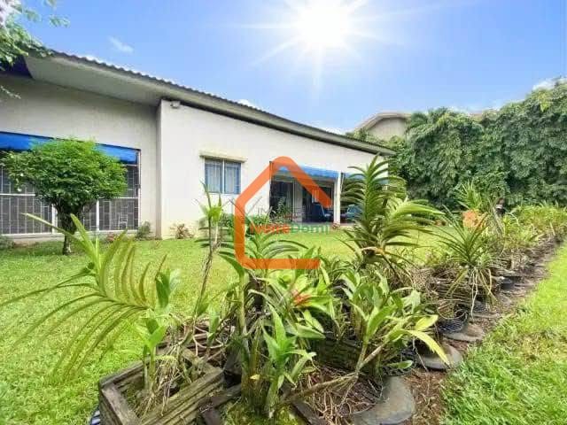 UNE BELLE VILLA BASSE F5 AVEC PISICNE ET JARDIN AU 2 PLATEAUX LES VALLONS SUR 800M2