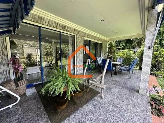 UNE BELLE VILLA BASSE F5 AVEC PISICNE ET JARDIN AU 2 PLATEAUX LES VALLONS SUR 800M2
