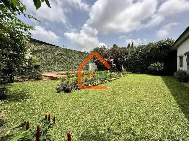 UNE BELLE VILLA BASSE F5 AVEC PISICNE ET JARDIN AU 2 PLATEAUX LES VALLONS SUR 800M2