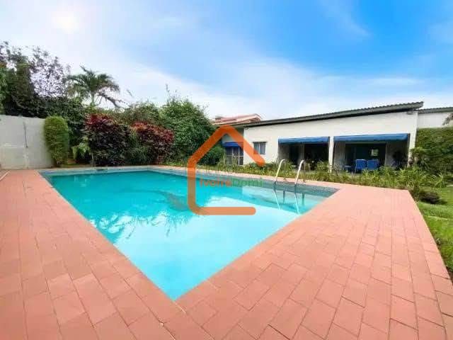 UNE BELLE VILLA BASSE F5 AVEC PISICNE ET JARDIN AU 2 PLATEAUX LES VALLONS SUR 800M2