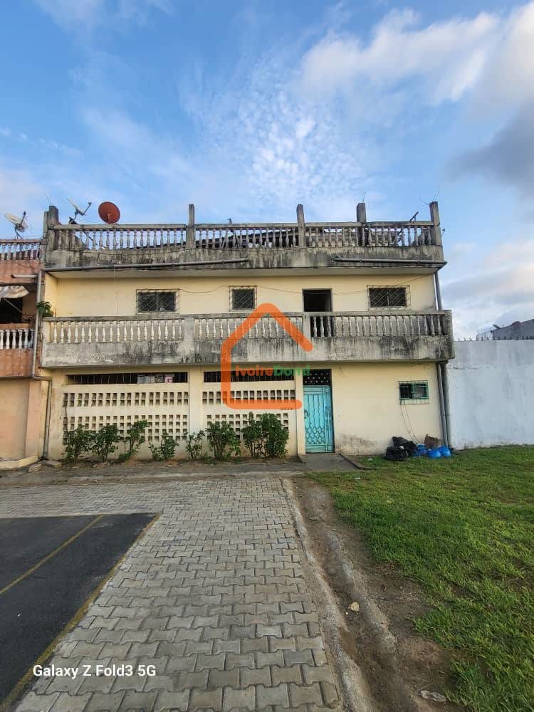 À marcory zone 4 immeuble inachevé R+8 permis R+12 avec ACD
