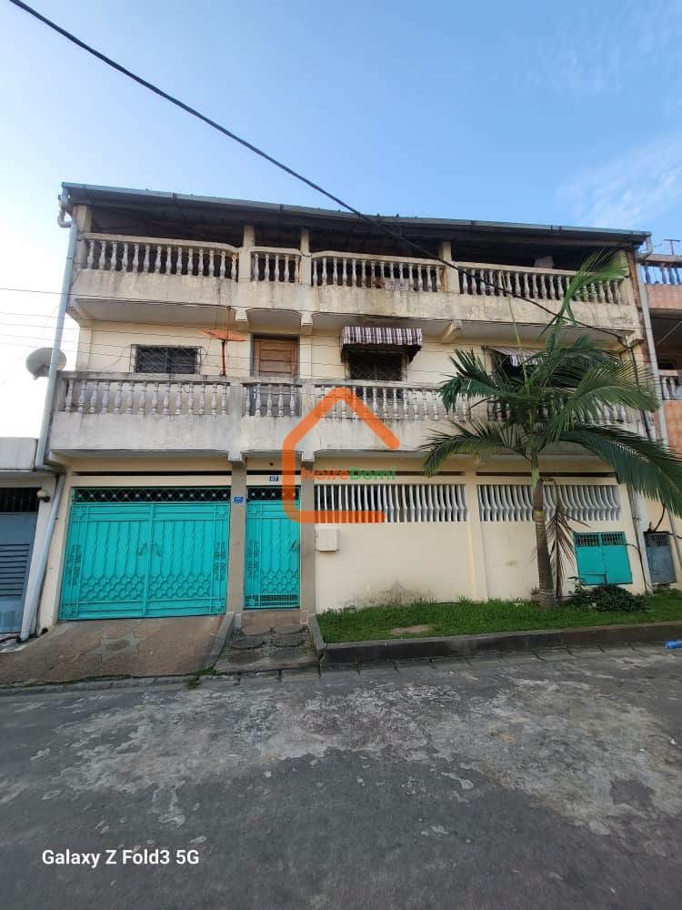 À marcory zone 4 immeuble inachevé R+8 permis R+12 avec ACD